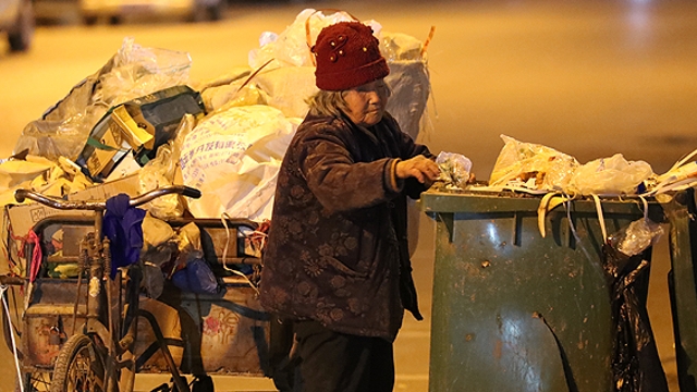 敬禮，勵(lì)志可愛(ài)的“拾荒奶奶”