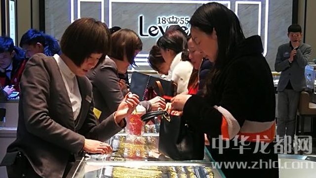 臨近春節(jié)，周口消費市場紅似火