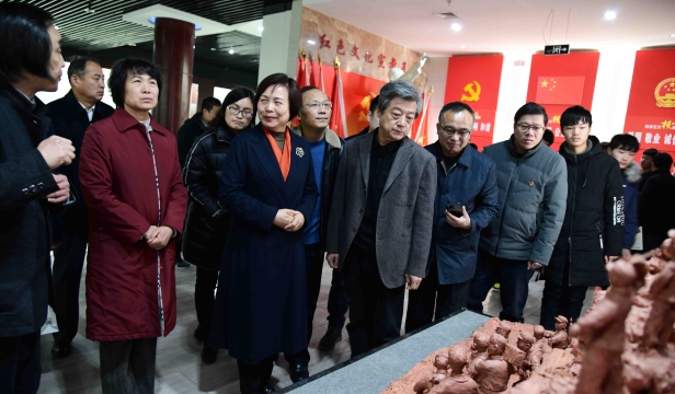 張振?！胺榛鹉甏扁x瓷泥塑藝術(shù)展在周口市文化中心展出